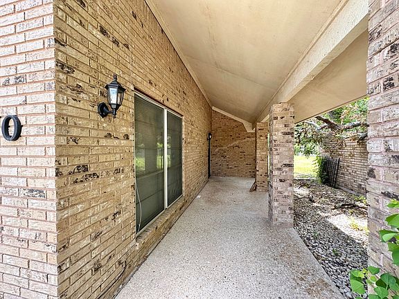 3rd image of 1600 Mockingbird Ln