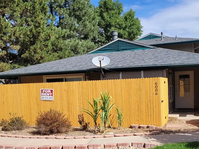 6006 S Willow Way — Photo 2