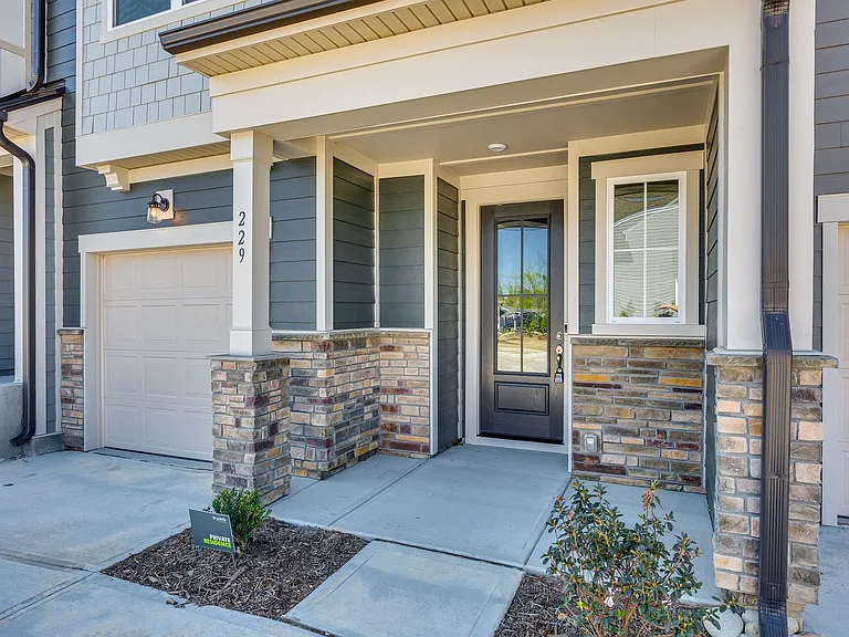 229 Brooks Springs Dr — Photo 2