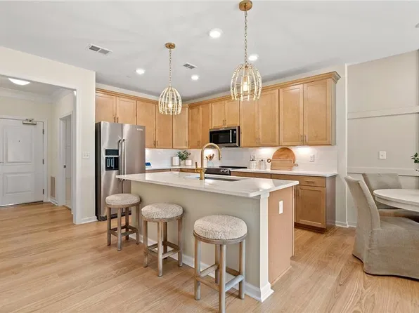 141 E Point Dr #112, Rumford, RI 02916