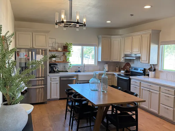 3790 N Chickadee Ave, Sanger, CA 93657