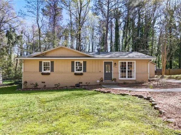 431 Spruce Dr, Pine Lake, GA 30072