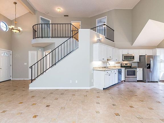 3rd image of 694 Greenglen Ln