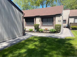 28 Strathmore Gate Dr, Stony Brook, NY 11790