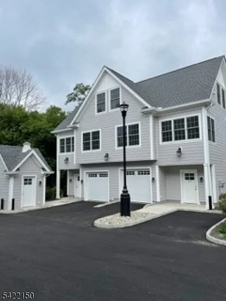1 bed, 1.0 bath, $2,500 — Photo 1