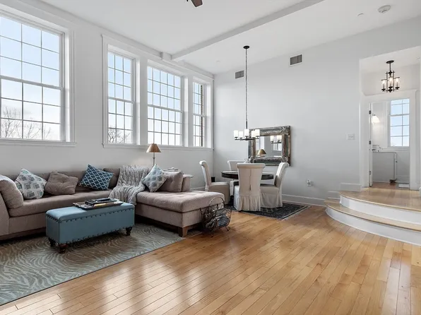 52 Sanborn St APT 301, Reading, MA 01867