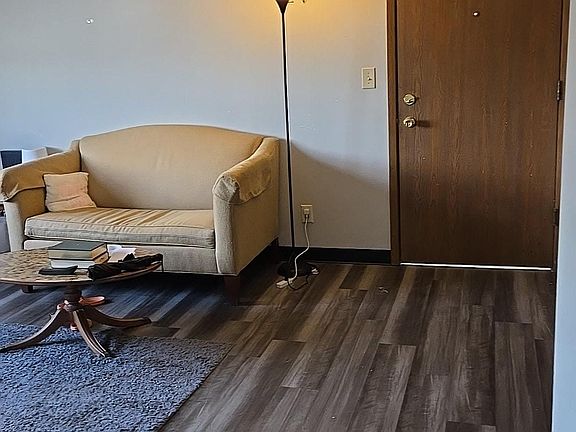 3rd image of 321 Finkbine Ln APT 10