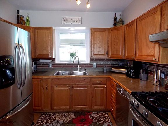 5th image of 2815 Roseland Ave