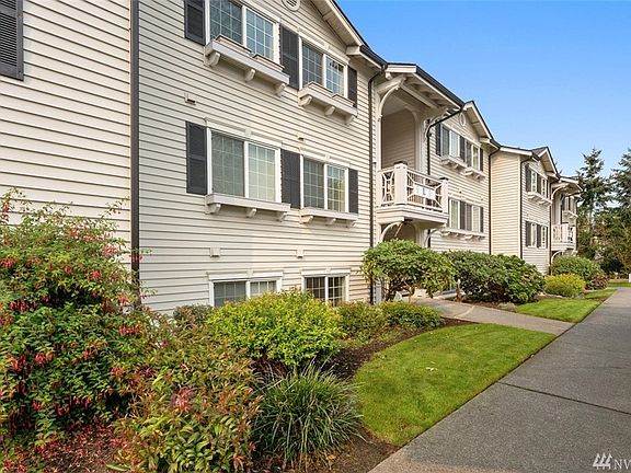 Large community with sidewalks and well-maintained landscaping is great for strolls around the neighborhood.