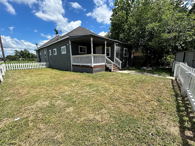 400 Symes St #B — Photo 8