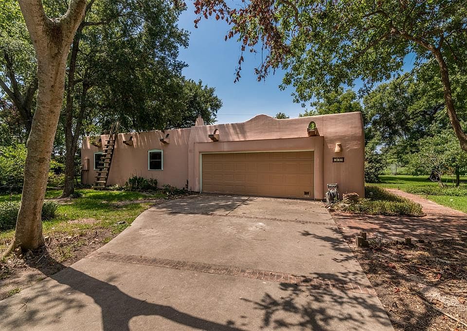 Unique property located in Seabrook just a walk path away from the bay.