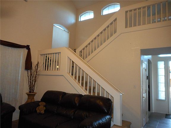 5th image of 233 Stoneheath Ct