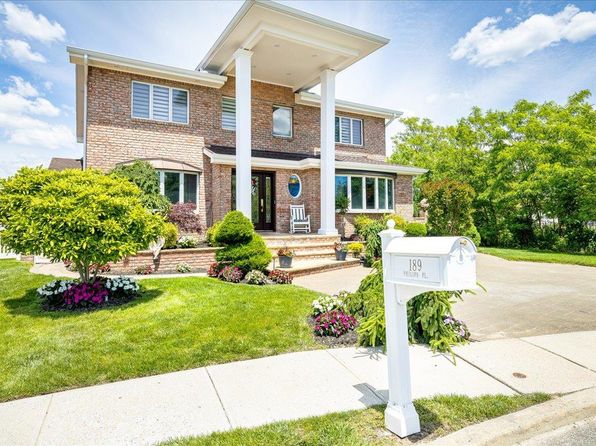 189 Philips Place, Oceanside, NY 11572