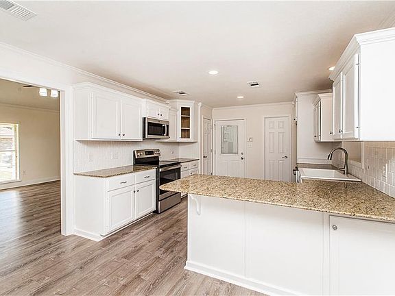 4th image of 218 Ravenwood St