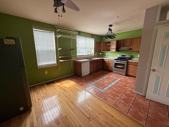 3rd image of 1822 Bruce Pl SE