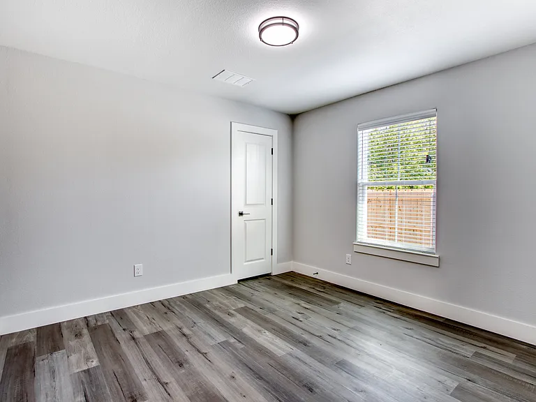 1400 Maple St — Photo 9