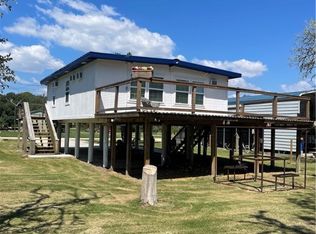 270 Riverside Dr, Palacios, TX 77465