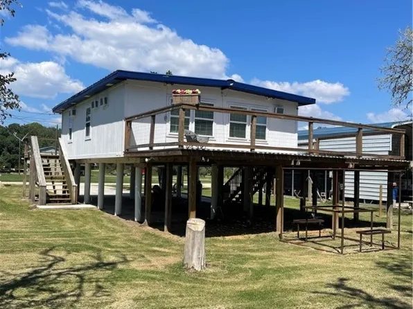 270 Riverside Dr, Palacios, TX 77465