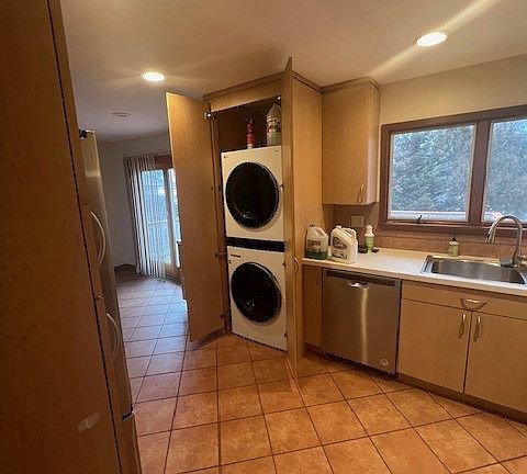 Washer/Dryer (hidden in cabinet)
