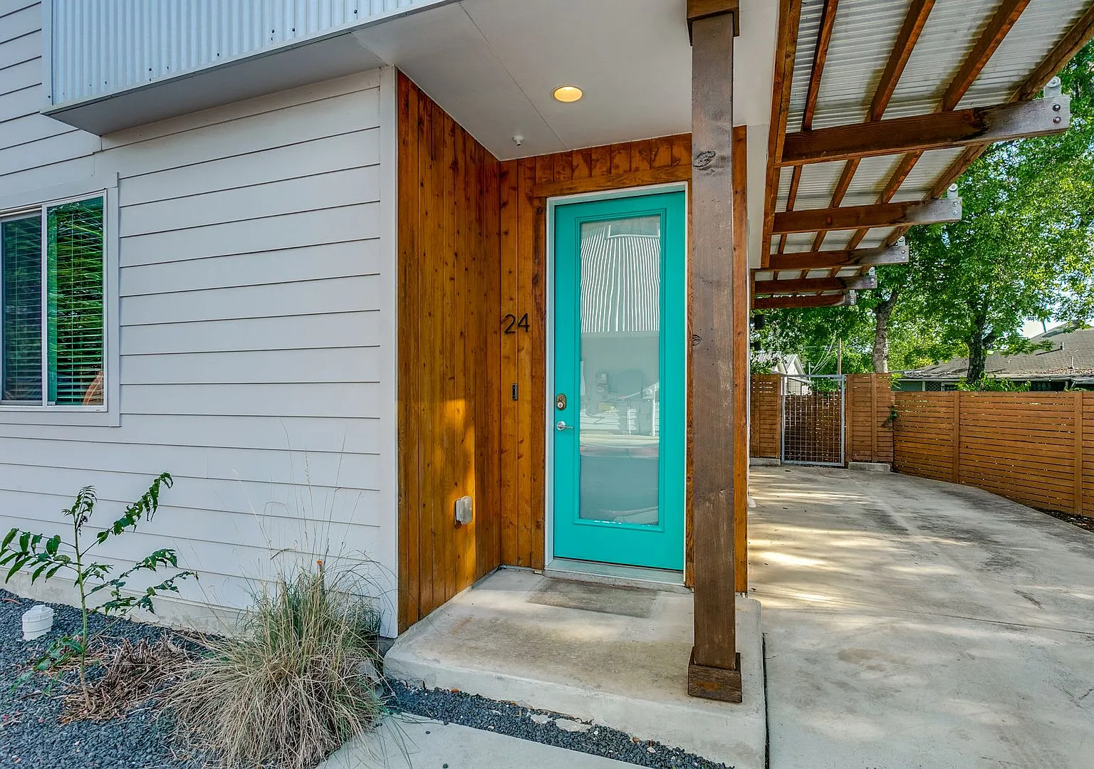 Modern Southtown 2-Bedroom — Photo 4