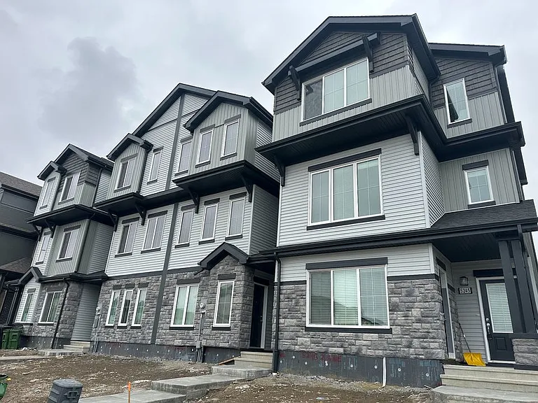 5241 21a Ave SW — Photo 2