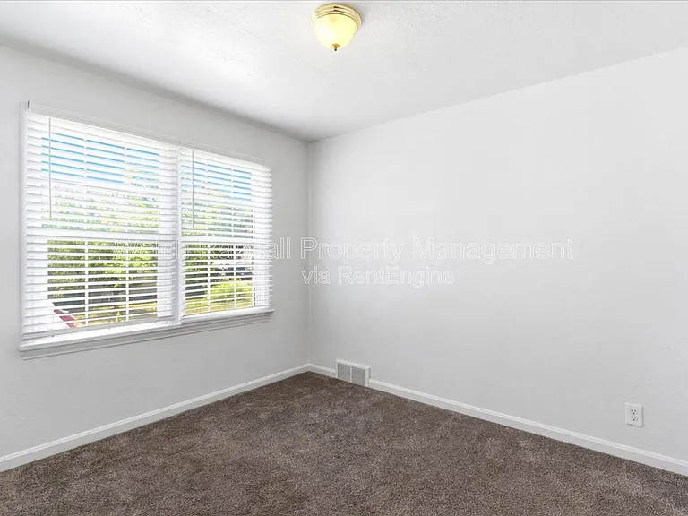 2709 Gramercy Ave #B — Photo 17