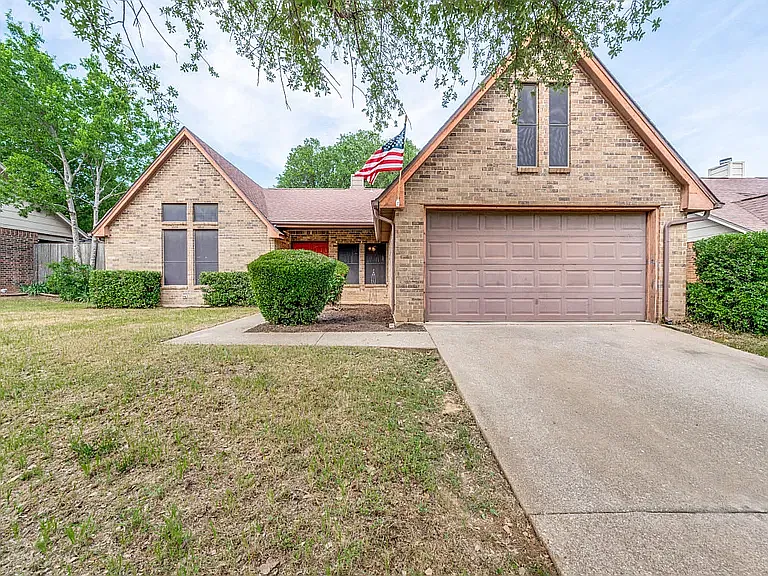 4 bed, 1566 sqft, $2,400 — Photo 1