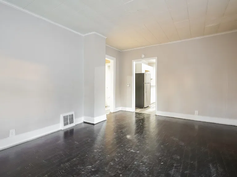 1715996_018_living_room_13389298.jpg