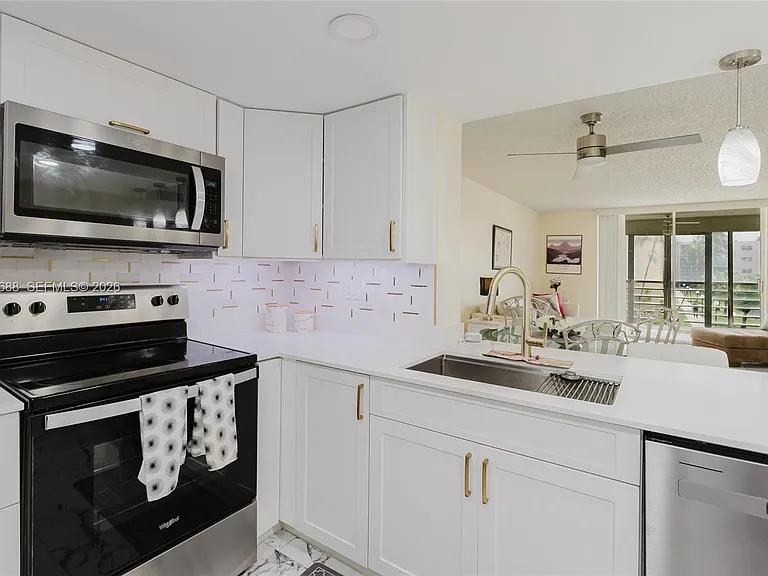 424 SE 10th St #204 — Photo 17