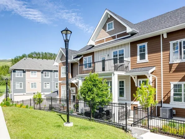 607 NW Cranbrook Walk SE, Calgary, AB T3M 2V5