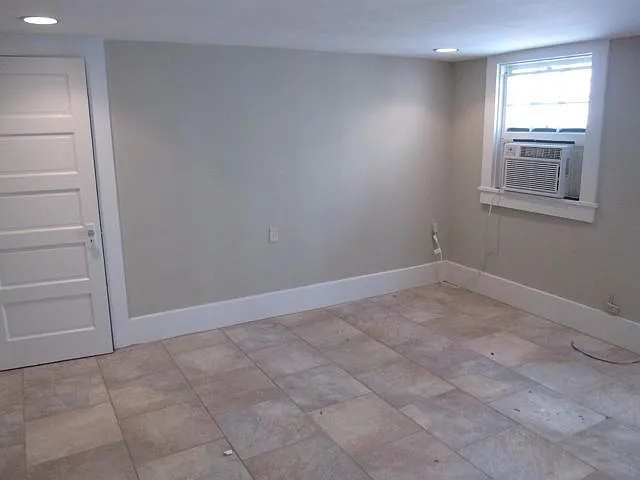 Studio, $875 — Photo 2