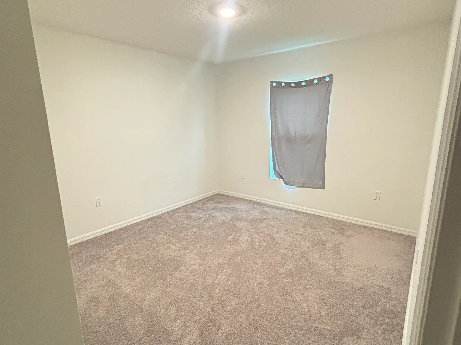 4 bed, 1806 sqft, $2,100 — Photo 2