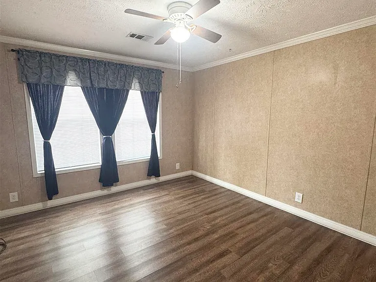 1002 Mills Ave — Photo 18