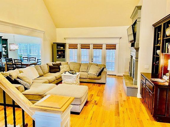 2nd image of 824 Manning Pl