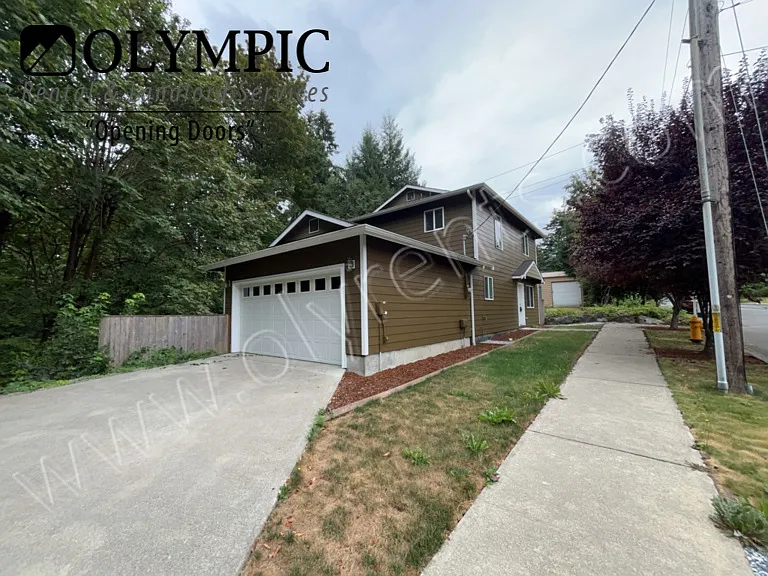 Large Tumwater Hill Home, Private setting. 3 Bd 3.5 Ba & Huge Bonus Rm — Photo 2