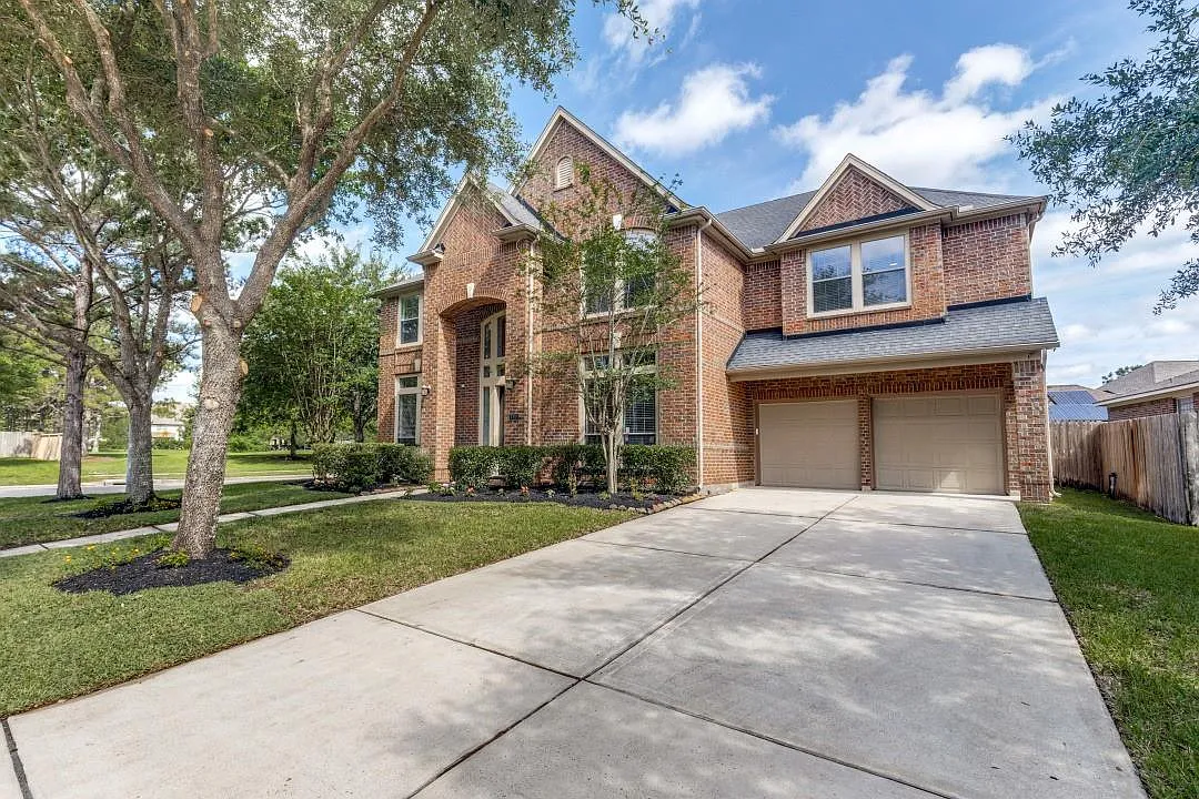4 bed, 3.5 bath, 4616 sqft, $4,300 — Photo 2