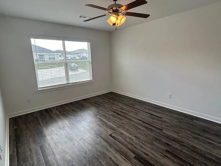 636 Hidden Springs Dr — Photo 4