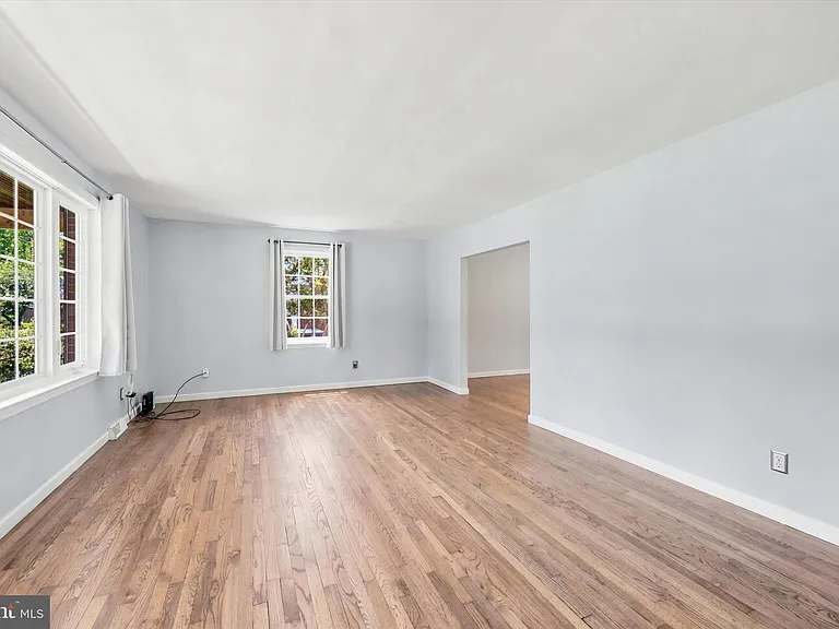 6 Janice Dr — Photo 3