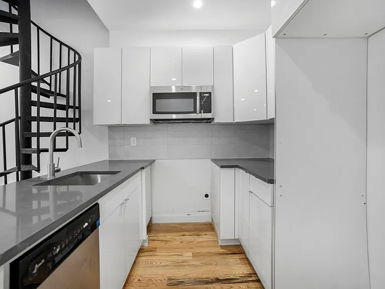 860 E 35th St #4 — Photo 3