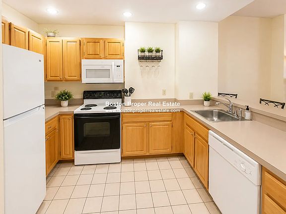 5th image of 1404 Beacon St