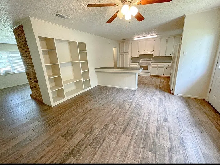 202 Crest Dr — Photo 3