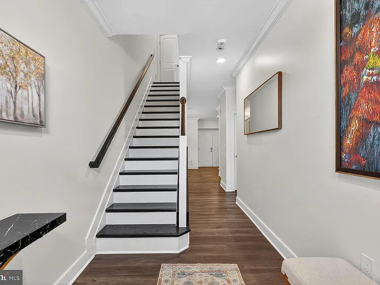 619 E Custis Ave — Photo 2