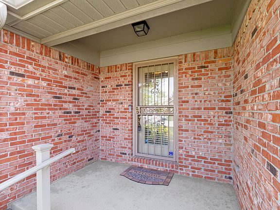 4th image of 1057 Plum St
