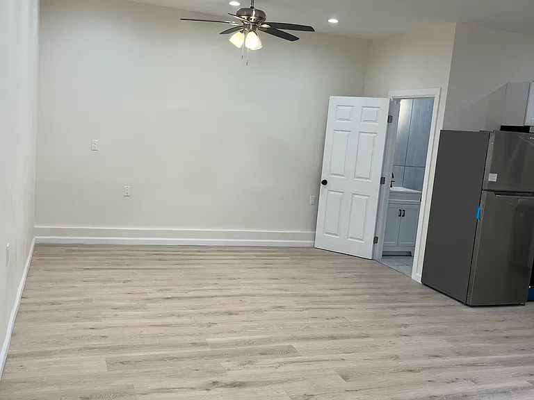 18023 Burbank Blvd — Photo 10