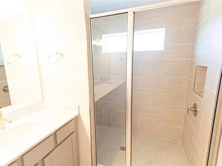 820 Lowood Ct — Photo 36