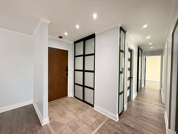 2nd image of 502 W Huntington Commons Rd APT 438