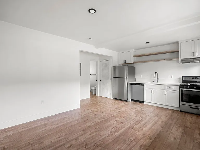 Echo Lake Apartments — Photo 20