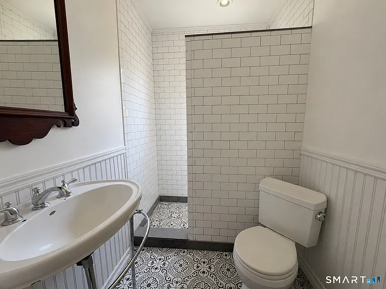 18 Fleetwood Ave — Photo 10