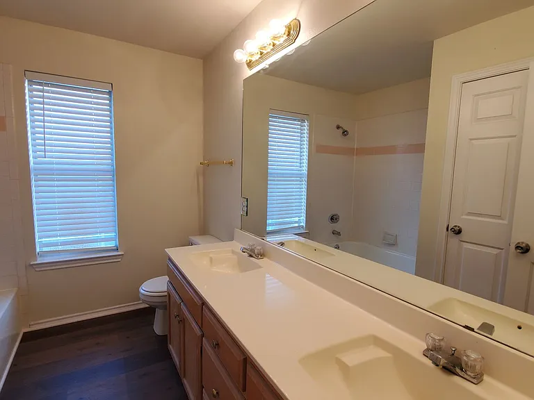 2331 Brookview Dr — Photo 8