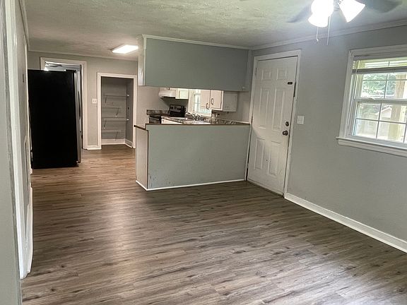3rd image of 608 Logue St
